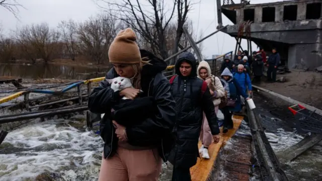 Что рассказывают беженцы из Украины и европейские волонтеры - BBC News ...