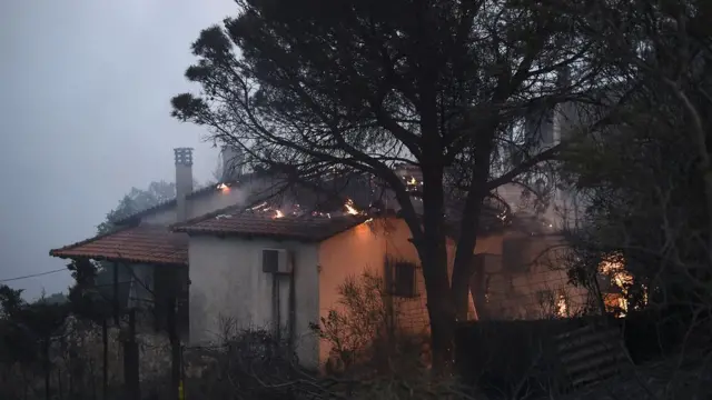 Дом в одном из северных пригородов Афин, лесной пожар