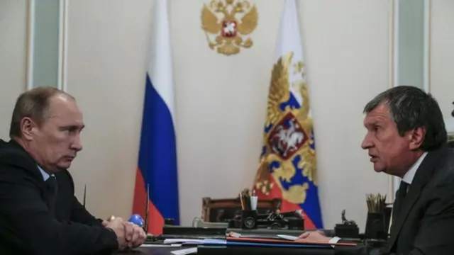 Володимир Путін та Ігор Сєчін на зустрічі у 2012 році