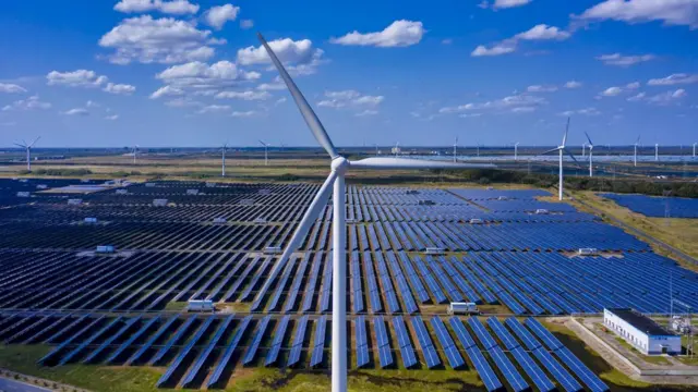 江苏盐城东台一处太阳能与风能发电场（资料图片）
