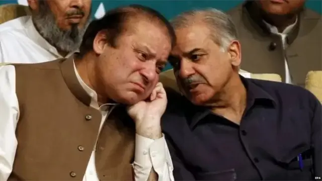 પાકિસ્તાનના ભૂતપૂર્વ વડા પ્રધાન નવાઝ શરીફની સાથે એમના ભાઈ શાહબાઝ શરીફ