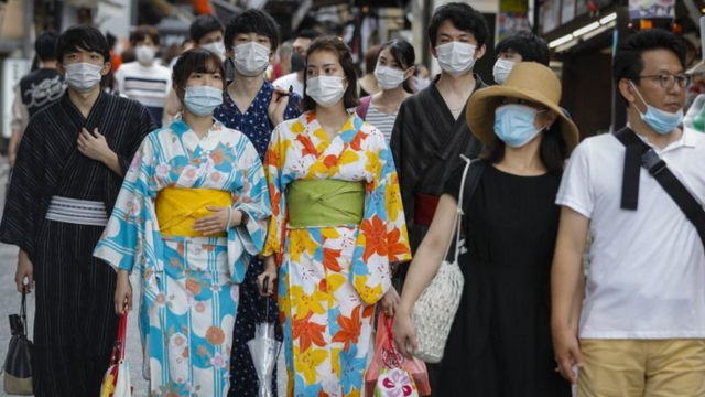 Varias personas con mascarillas en Japón