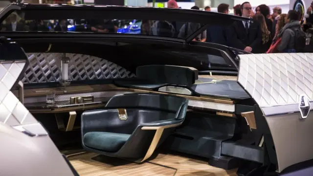 داخل کانسپت رنو با الهام از اتاق هتل‌های لوکس و ترکیبی از چوب، مرمر و چرم ساخته شده است