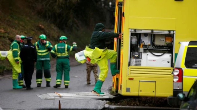 เจ้าหน้าที่เข้าตรวจสอบหาร่องรอยของสารพิษทำลายประสาทที่เมืองซอลส์บรีของอังกฤษ