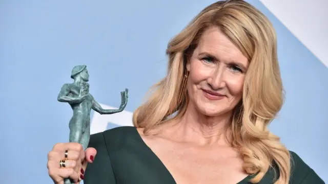 Laura Dern con su premio Sag