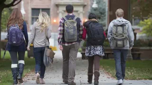 Estudiantes caminando