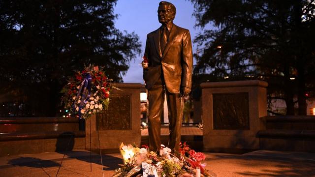 زهور أمام نصب لجورج بوش الأب في تكساس