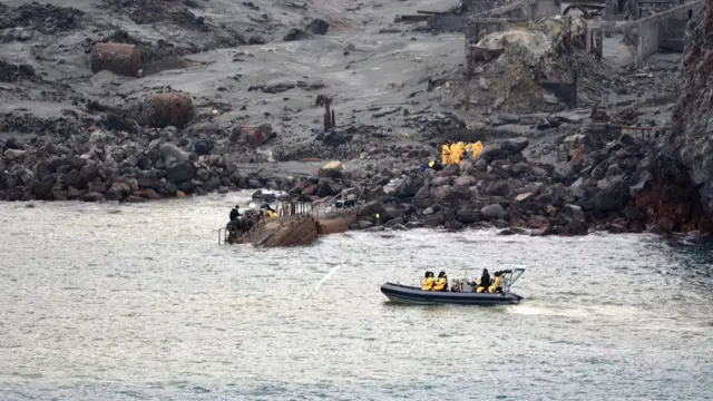 Pencarian korban letusan gunung Pulau Putih