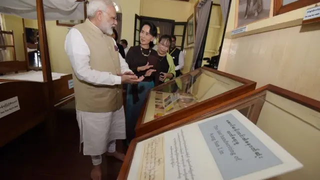 आंग सान सू ची के साथ प्रधानमंत्री नरेंद्र मोदी