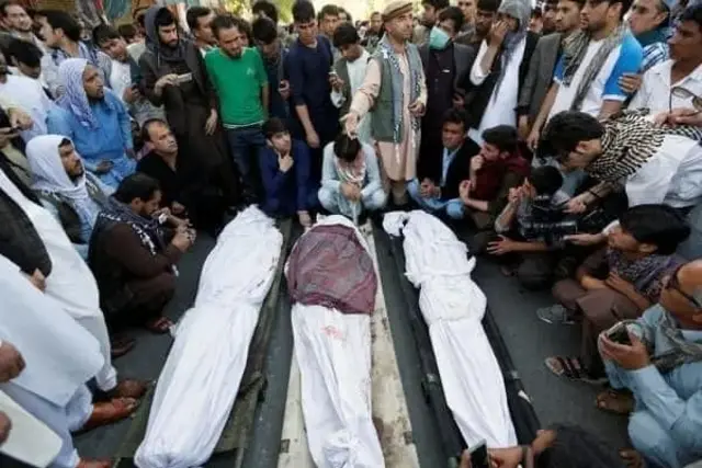 معترضان می گویند در درگیری پلیس با تظاهرات کنندگان در فیض آباد ۴ نفر کشته و ۴۰ تن مجروح شده است