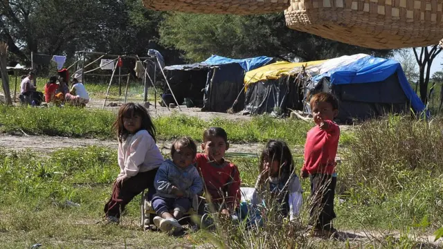 Niños de la tribu Toba Qom en Asunción, Paraguay, 2009