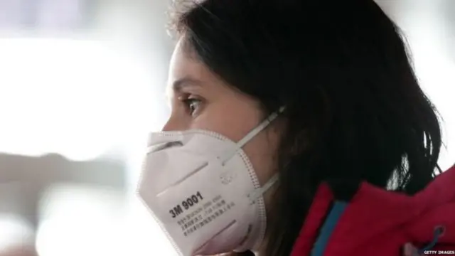 मास्क पहने एक महिला