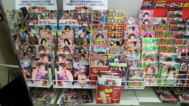 Tokyo'da bir mağazada satılan porno dergileri