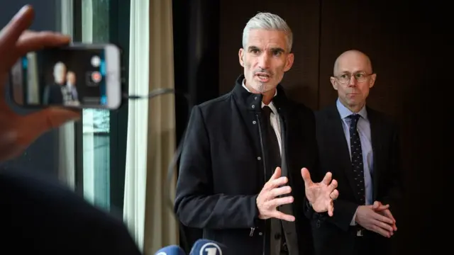 นายเครก ฟอสเตอร์ ซึ่งเป็นอดีตนักฟุตบอลชั้นนำ และเป็นอดีตกัปตันทีมชาติออสเตรเลีย ชี้แจงต่อสื่อภายหลังหารือกับผู้บริหารของฟีฟ่าเกี่่ยวกับสถานการณ์การจับกุมตัวนายอัล อาไรบี โดยทางการไทย