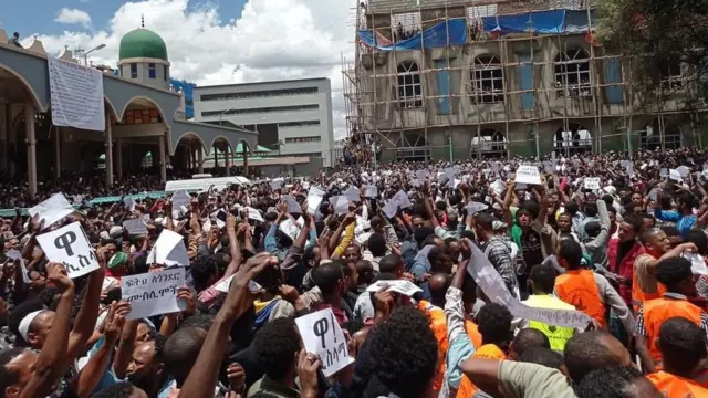 Haleellaa Gondar hordofee masjiidota Finfinnee fi magaalota biroo keessatti hiriirri mormii gurguddaan bahamee ture