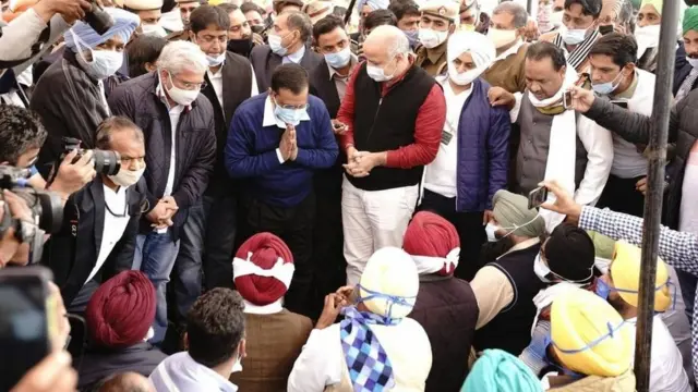 ਧਰਨਾ ਦੇ ਰਹੇ ਕਿਸਾਨਾਂ ਨਾਲ ਮੁਲਾਕਾਤ ਦੌਰਾਨ ਅਰਵਿੰਦ ਕੇਜਰੀਵਾਲ ਤ ਦਿੱਲੀ ਦੇ ਉਪ ਮੁੱਖ ਮੰਤਰੀ ਮਨੀਸ਼ ਸਿਸੋਦੀਆ