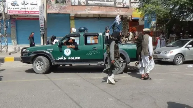 نقاط تفتيش تابعة لطالبان في شوارع مدينة جلال أباد الأفغانية