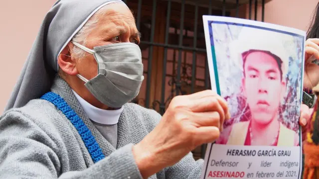Jóvenes indígenas o activistas ambientales en Colombia, representando la resistencia y la defensa territorial