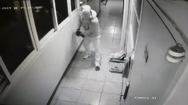 (캡션) 안 씨가 과거 윗집 현관에 오물 투척하는 모습