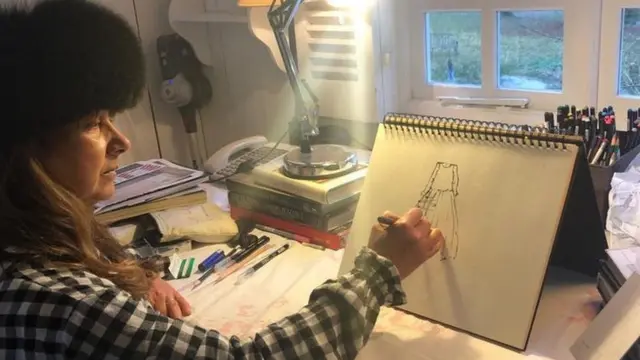 斯特拉特在工作室绘制新设计图案