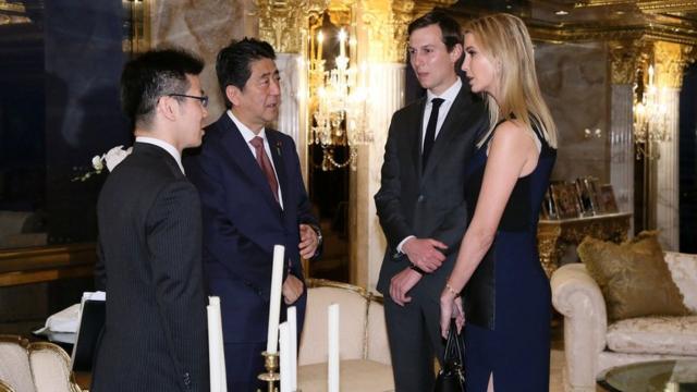 Jared Kushner e Ivanka Trump con el primer ministro de Japón Shinzo Abe