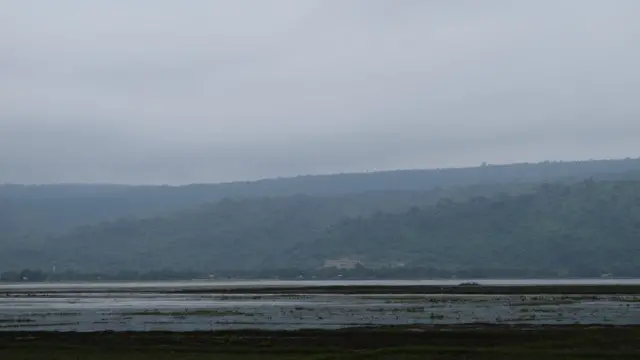 দূরে দেখা যাচ্ছে মেঘালয়ের পাহাড়