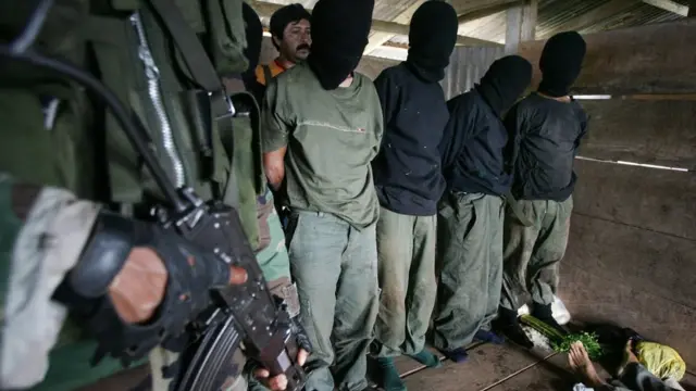 Supuestos guerrilleros de Sendero Luminoso capturados por el ejército peruano.