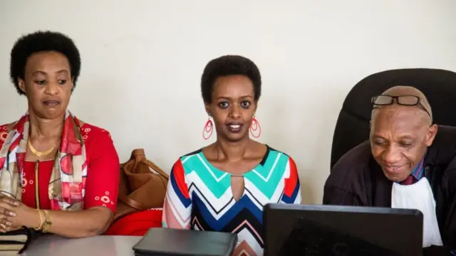 Diane Rwigara (uri hagati) na nyina Adeline Rwigara (ibumoso) mu rukiko rukuru ku wa gatatu bari kumwe n'umwunganizi mu mategeko wabo, Pierre-Célestin Buhuru