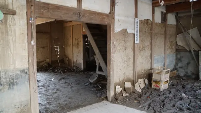 農作物の倉庫も泥まみれになった（2019年11月、長野市。小村撮影）