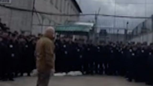 Imagen de un video filtrado del grupo Wagner reclutando presos en Rusia.