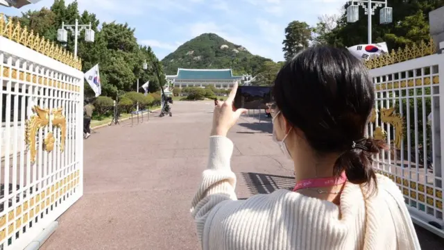 청와대 국민 개방 기념행사가 열린 10일 관람객들이 기념촬영을 하고 있다