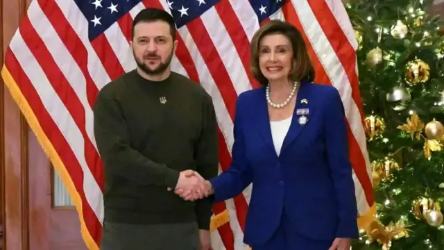 الرئيس الأوكراني زيلينسكي مع نانسي بيلوسي رئيسة مجلس النواب السابقة أثناء زيارة لواشنطن