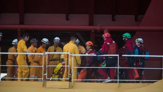 Aktivis Greenpeace di Stolt Tenacity.