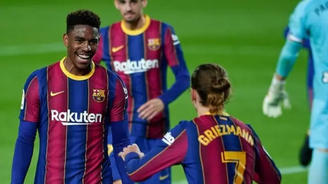 Junior Firpo celebrates a Barcelona goal