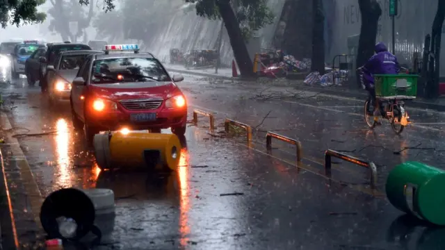 深圳街頭垃圾桶被吹翻(中新社圖片23/8/2017)