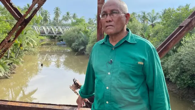 Setiady di atas bekas jembatan kereta api di kota Idi, Aceh.