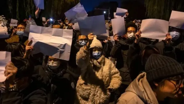 مزيد من الأوراق البيضاء