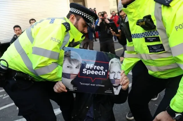 بازداشت تظاهرکننده