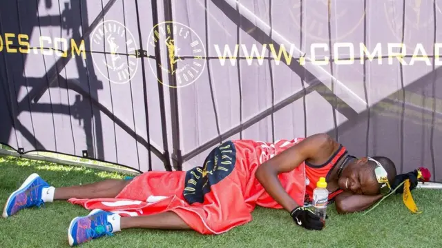 أحد العدائين وقد استلقى على الأرض