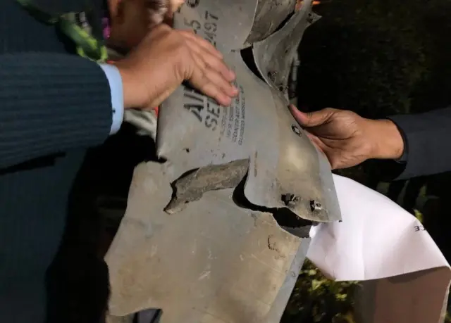 పాక్ ఎఫ్-16 విమానానికి చెందిందిగా భారత్ చెబుతున్న శకలం