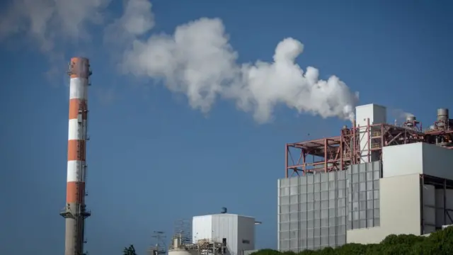 La emblemática chimenea de la planta Ventanas