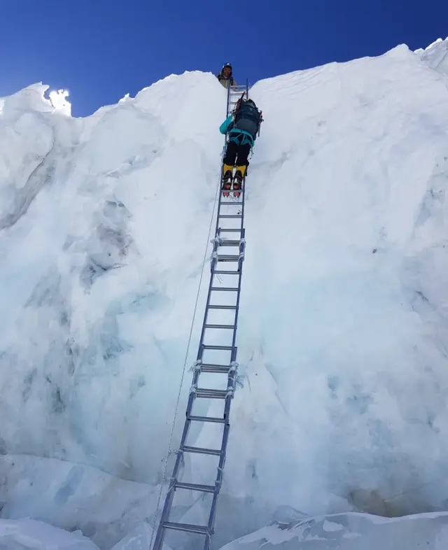 ඉනිමගක් ඔස්සේ කන්ද තරණය කරමින්