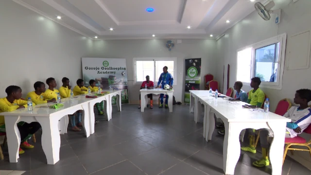 Cabdirisaaq Goroje oo la hadlaya dhallinyarada ka hor inta aan tababarka la aadin