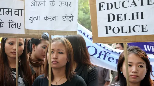 তাদের অনেকে মনে করেন তাদের সাথে বৈষম্যমূলক আচরণ করা হয় কারণ তারা উত্তরপূর্ব ভারতের বাসিন্দা