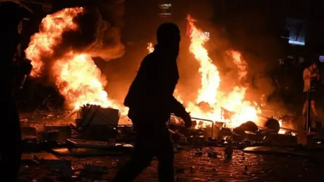 हैम्बर्ग में प्रदर्शनकारियों ने आगजनी भी की है.