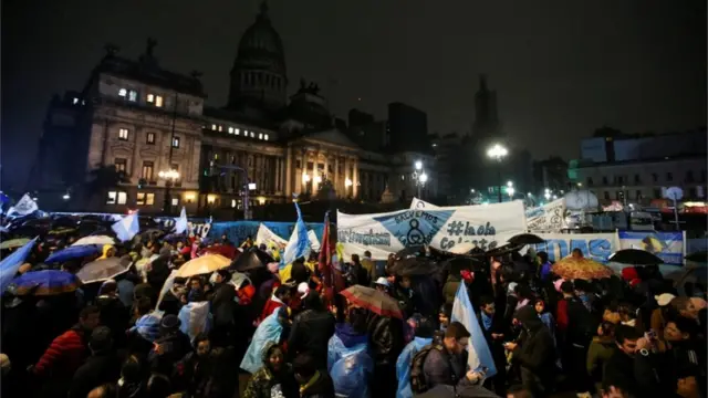 Multitud con banderas argentinas y pañuelos celestes.