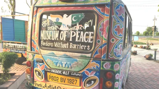 पाकिस्तान की मशहूर 'ट्रक कला' से सज्जित दो ट्रक मुख्य द्वार पर ही खड़े हैं