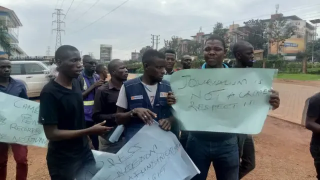 Baadhi ya waandishi walikuwa wamebeba mabango yenye ujumbe unaosema Uandishi wa habari si uhalifu