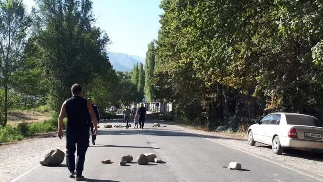 Atambayev tərəfdarları ilə