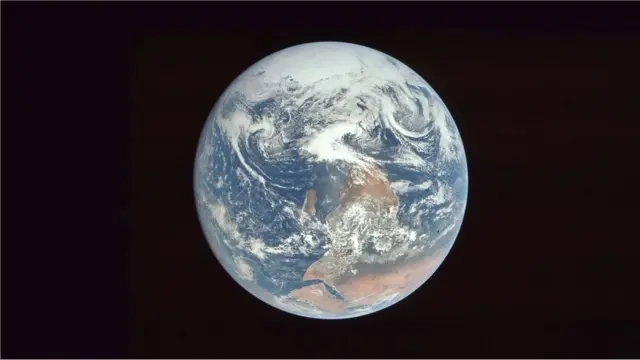 భూమి ఫొటోను ఇలా తీశారు. పబ్లికేషన్ కోసం దీన్ని ఫ్లిప్ చేశారు